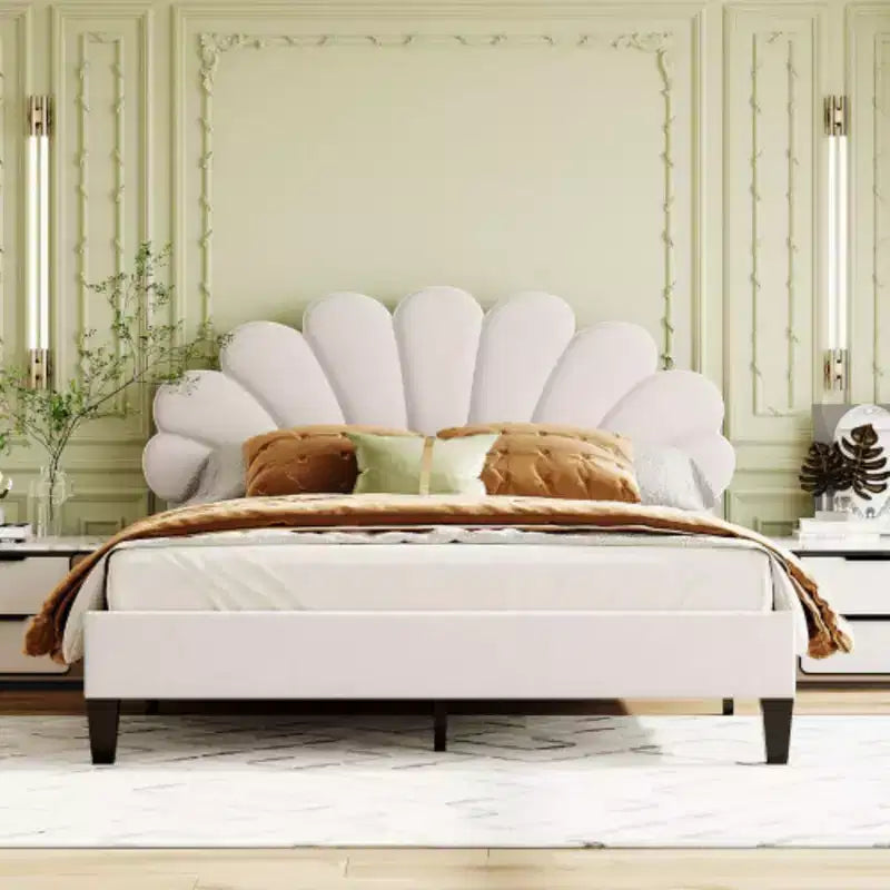 Letto a piattaforma imbottito queen-size con testiera in velluto floreale