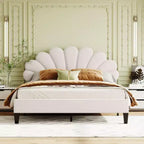 Letto a piattaforma imbottito queen-size con testiera in velluto floreale