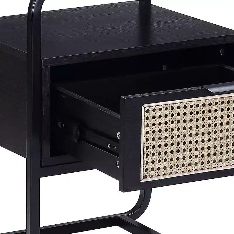 Tavolino d'accento nero da 19 pollici con piano in vetro, struttura in metallo e cassetto portaoggetti - 24 pollici di altezza