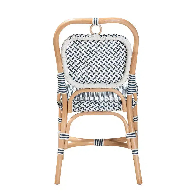 Sedia da bistrot in rattan naturale intrecciato bianco e blu, stile moderno francese