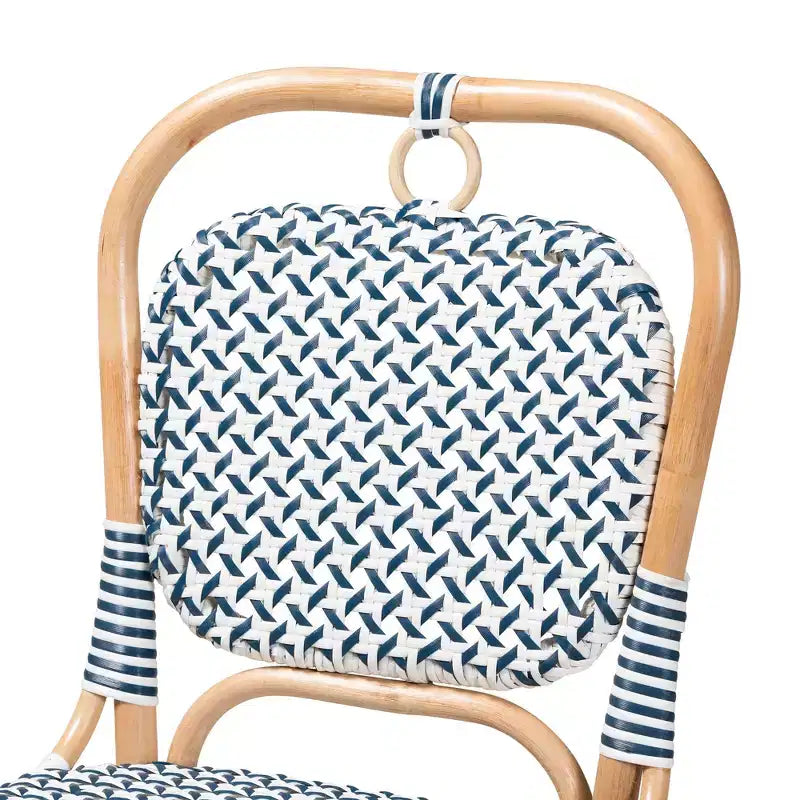 Sedia da bistrot in rattan naturale intrecciato bianco e blu, stile moderno francese
