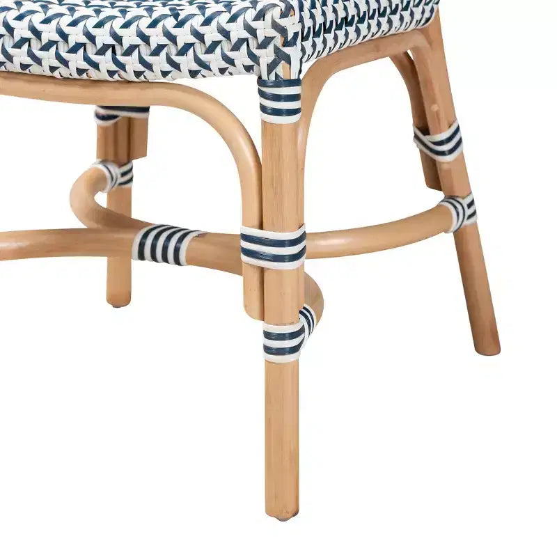 Sedia da bistrot in rattan naturale intrecciato bianco e blu, stile moderno francese