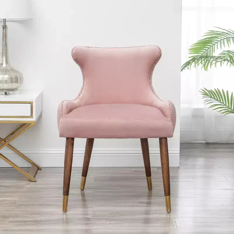 Poltroncina d'appoggio contemporanea in velluto rosa con borchie