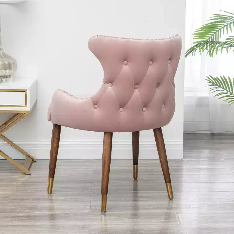 Poltroncina d'appoggio contemporanea in velluto rosa con borchie