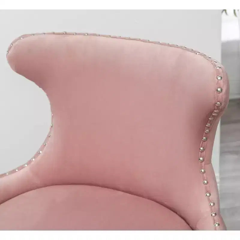 Poltroncina d'appoggio contemporanea in velluto rosa con borchie