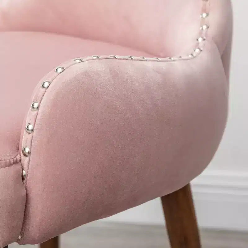 Poltroncina d'appoggio contemporanea in velluto rosa con borchie