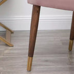 Poltroncina d'appoggio contemporanea in velluto rosa con borchie
